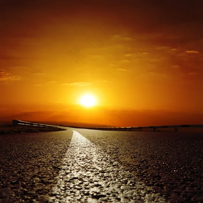 道路上的夕阳