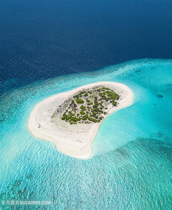 碧蓝海上的一个小岛风景图片