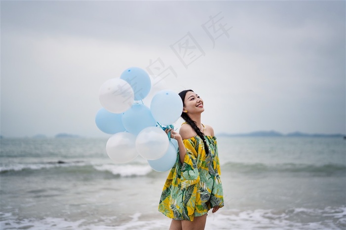 海边拿气球美女图片
