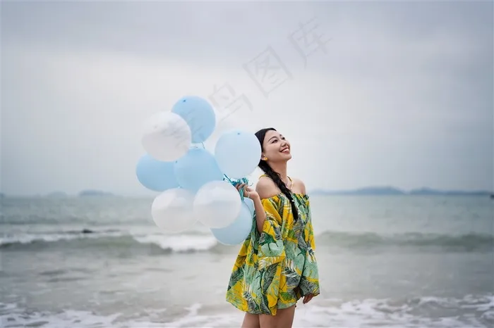 海边拿气球美女图片