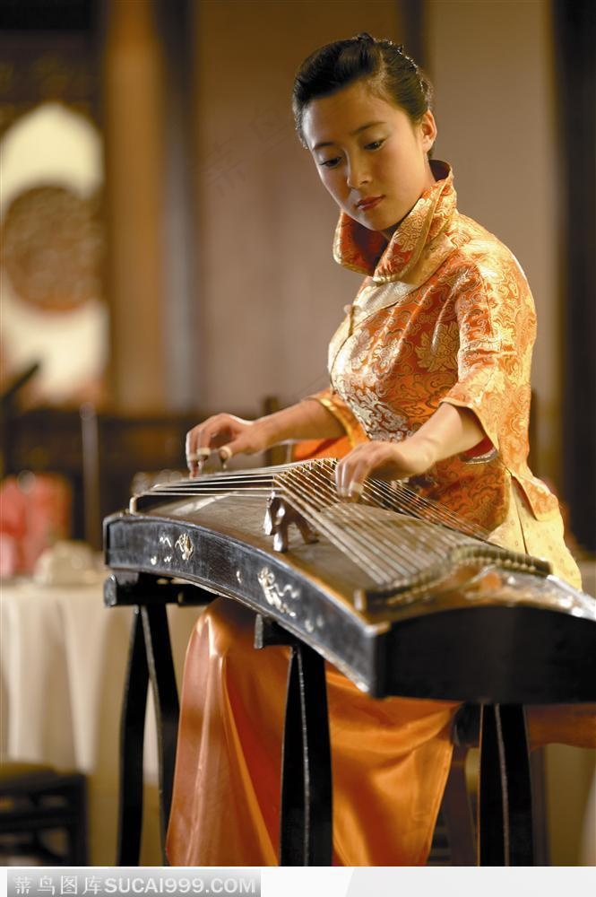 弹古筝的美女