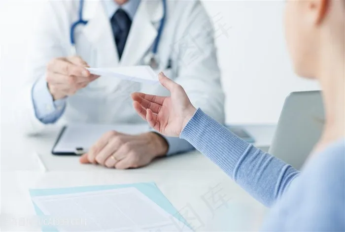 给病人看病的医生高清图片