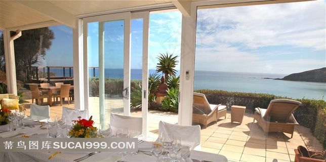 别墅里的餐厅和室外海景摄影图片