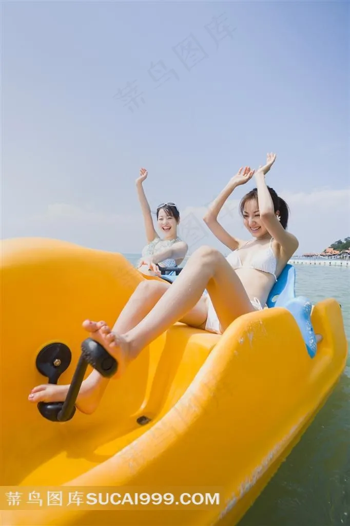 踩皮艇的泳装美少女