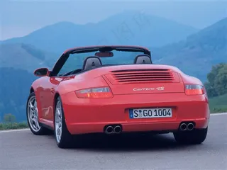 山路边上的保时捷911Carrera跑车