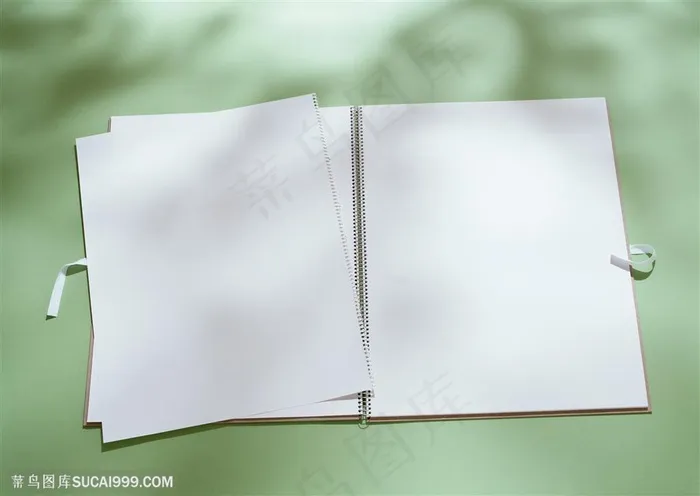 纸张特写-铁圈装订的笔记本撕下一页