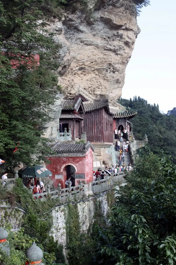 石壁上建筑的庙宇