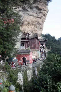 石壁上建筑的庙宇