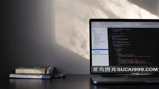 办公桌子上的书和电脑