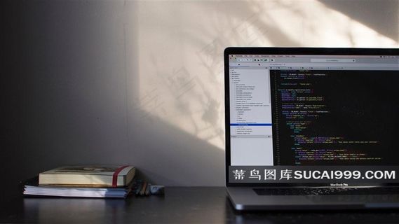 办公桌子上的书和电脑 办公桌子上的书和电脑