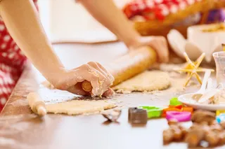 女人的手演示了姜饼上糖霜的想法。复活节烘焙概念。