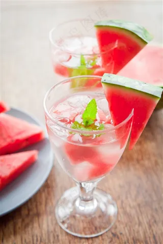 酒杯上的西瓜汁