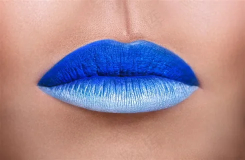 蓝色口红特写