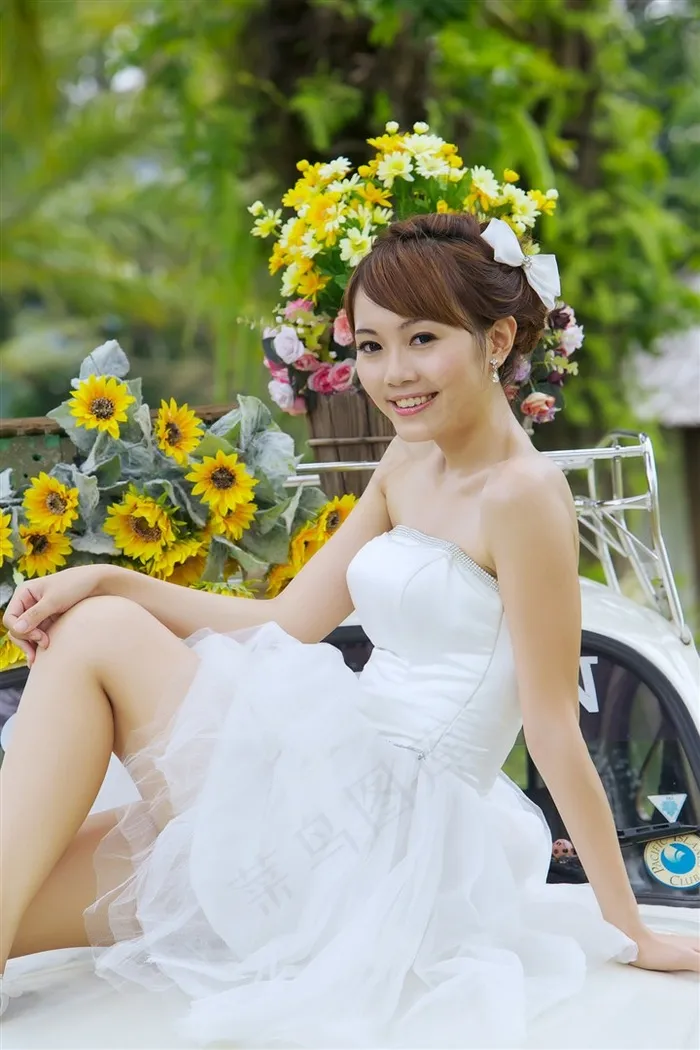 白色婚纱美女新娘户外摄影高清图片
