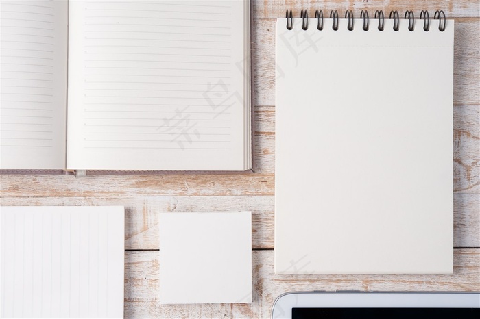 桌上超多的本子