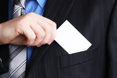 正拿出名片的商务人士高清图片