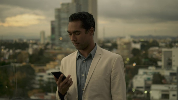 穿西装的男人在外面打电话