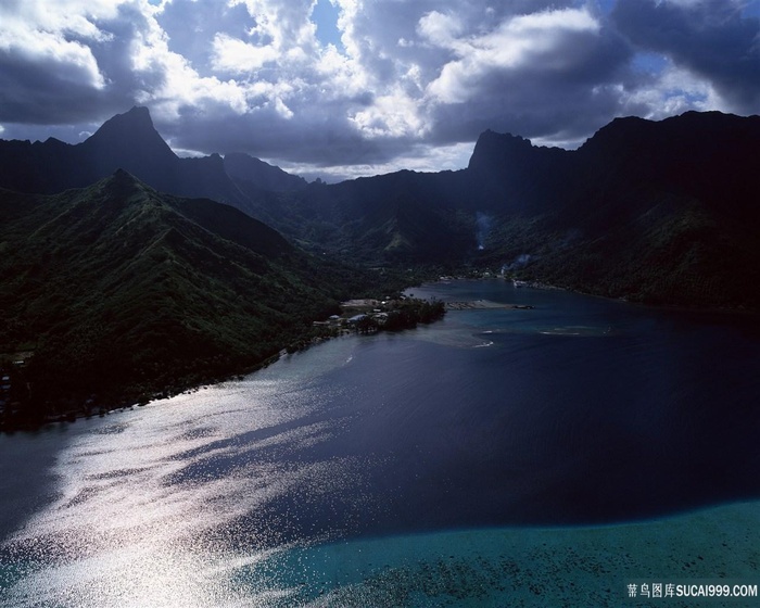 湖畔山峦美景风景画