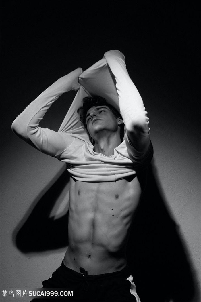 拉起衣服的男模男人图片