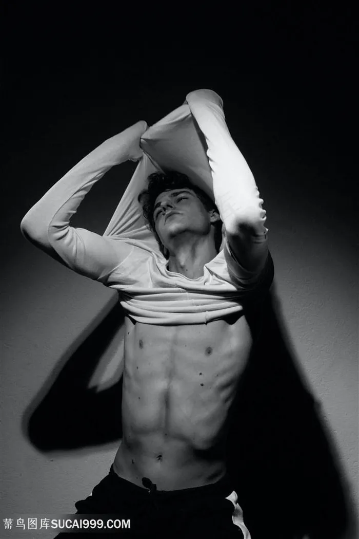 拉起衣服的男模男人图片