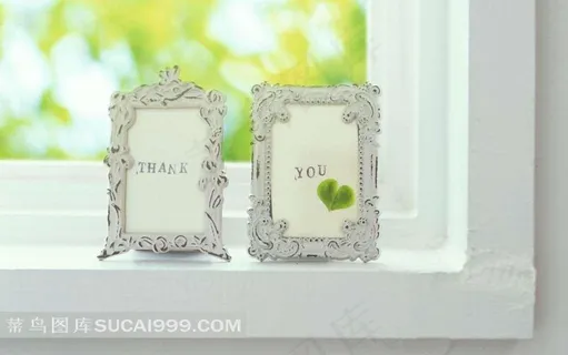 窗台上的两个白色欧式相框