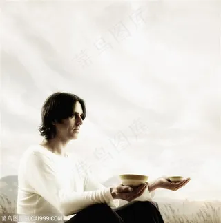 美容保健-端着盘子静坐的大师