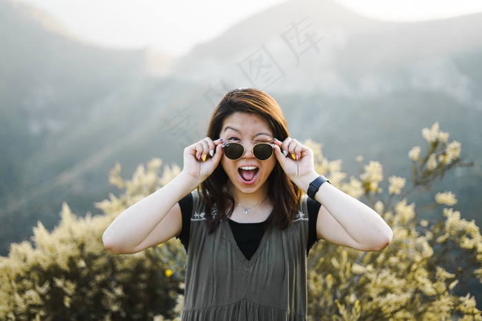 墨镜户外单纯女生图片