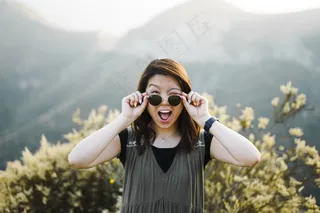墨镜户外单纯女生图片