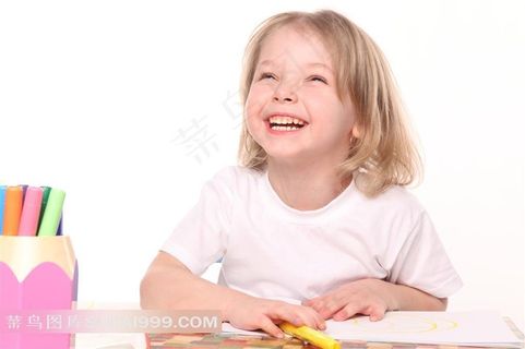 快乐的小女孩高清图片