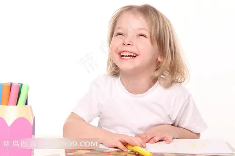 快乐的小女孩高清图片