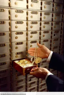 从银行保险柜里拿出的金器和珍珠项链的手