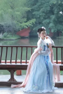 蓝色纱裙古装美女图片