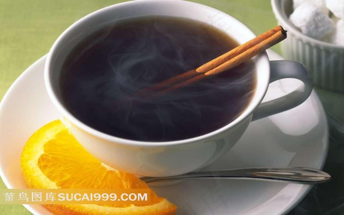 盘子里的红茶和橙子