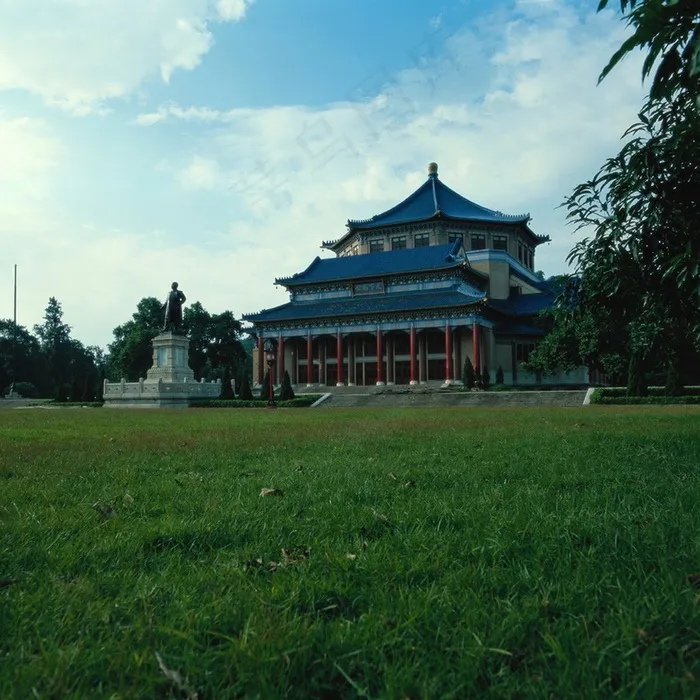 蓝天白云下草地上的古建筑