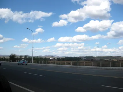 蓝天白云大马路