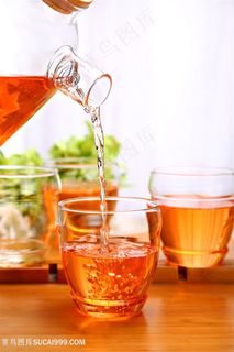 倒茶的瞬间红茶