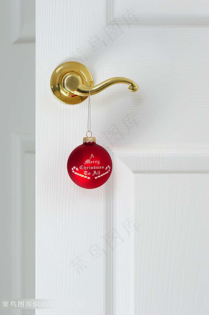 挂着红色圣诞球的门