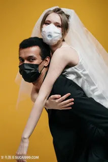 戴口罩结婚的情侣 戴口罩结婚的情侣