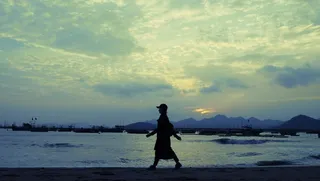 唯美日落少女剪影