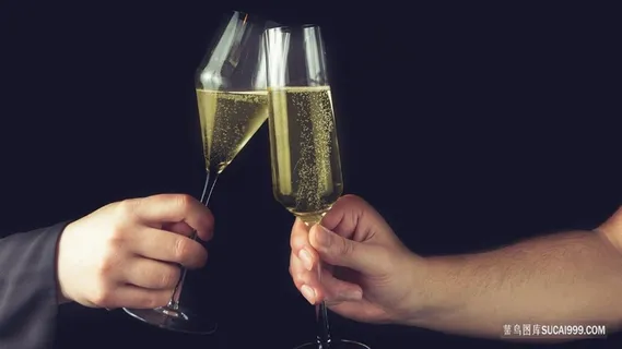 双人举手碰酒杯图片 双人举手碰酒杯图片