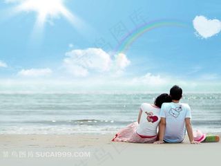沙滩上依偎在一起看彩虹的情侣