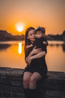 夕阳下的母女合影图片