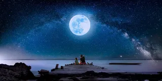 月亮星空银河辽阔亲情中秋节创意背景