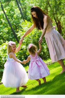 在草地上玩的母亲和小朋友一家人