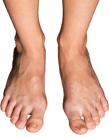 赤脚 PNG免抠(382x482)