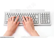 手的表情-女人的手敲打键盘