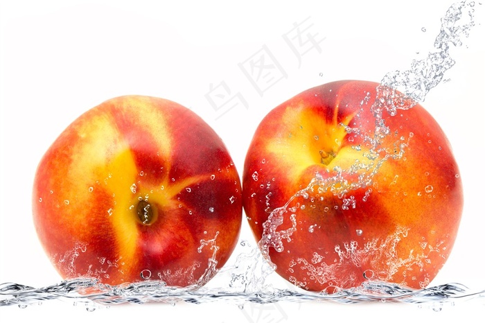 两个油桃与溅起的水花摄影