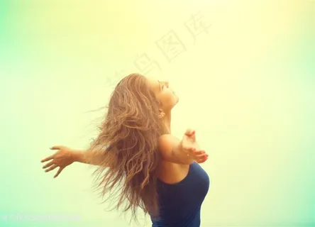 拥抱手势的美女高清图片