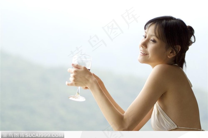 女性休闲SPA -手捧红酒的凭栏女子