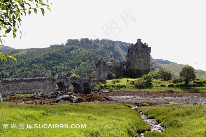 野外的破旧建筑物